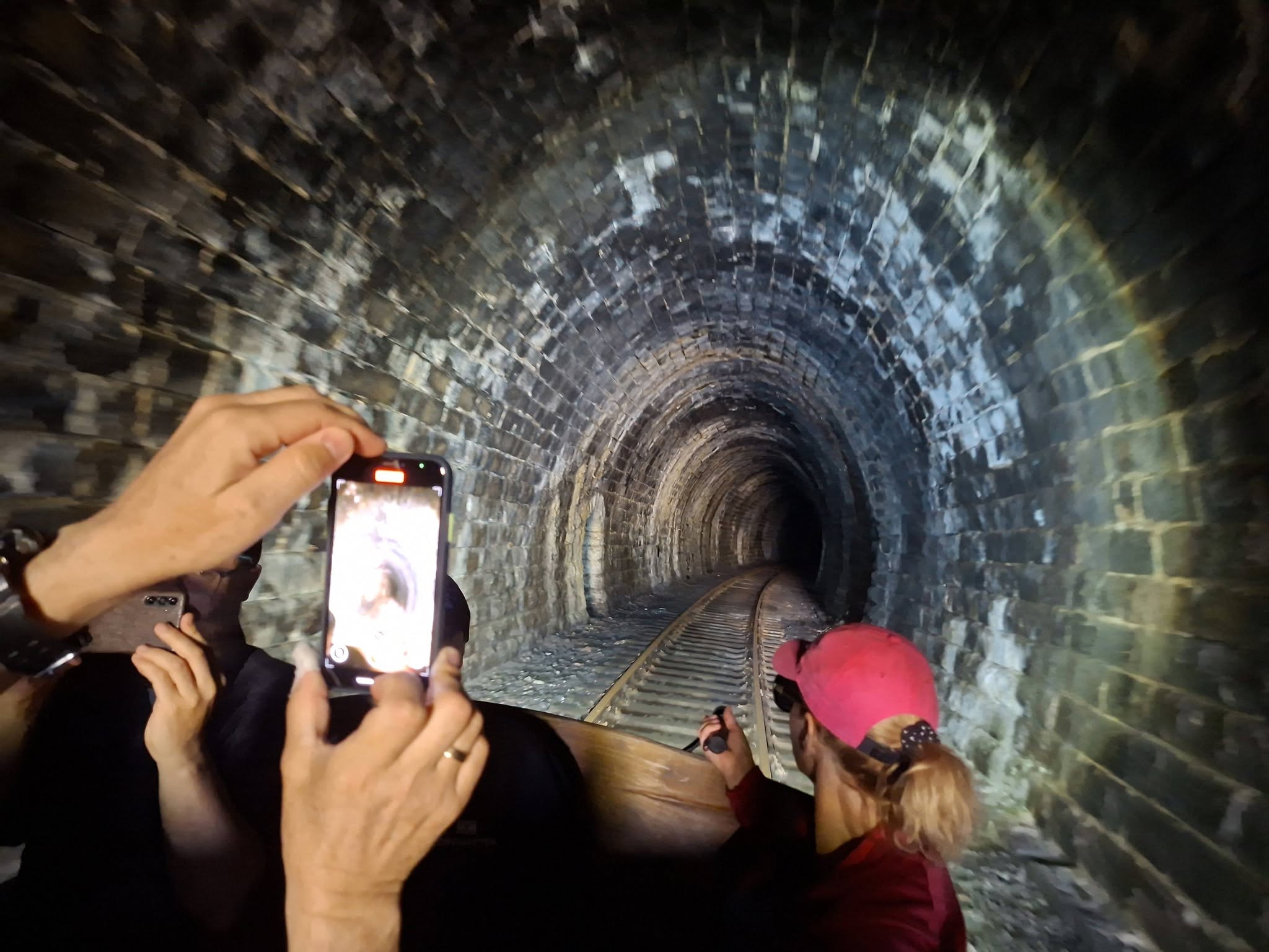 Przejazd drezyną przez ceglany tunel kolejowy pod Górą Zamkową